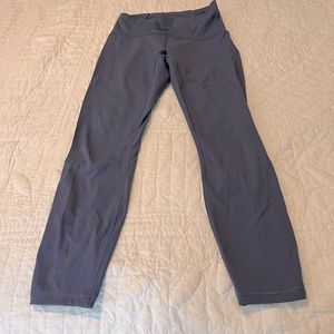 Lululemon SZ6 EUC high-waisted ankle-length leggings with calf mesh cut out.